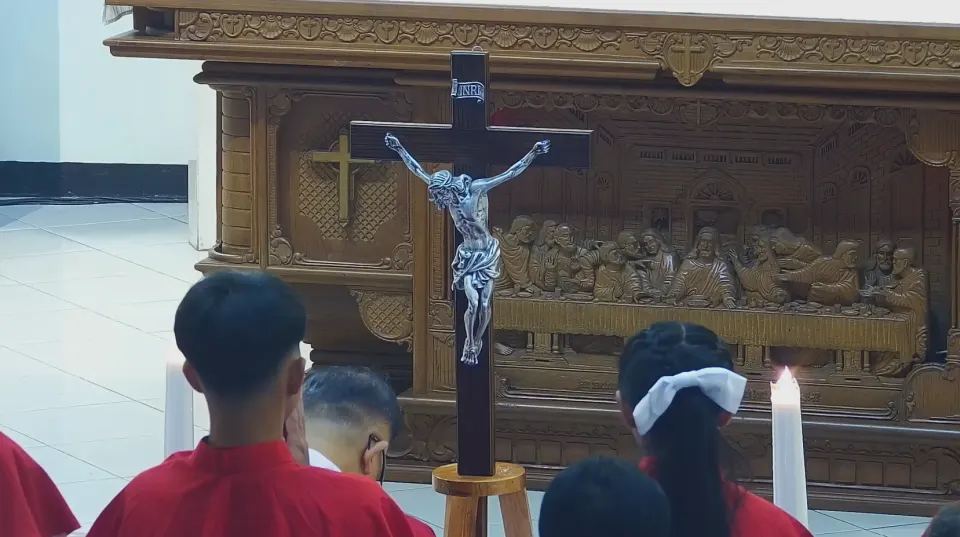 Imam berbaring di lantai altar dalam prosesi ibadat Jumat Agung Paroki SMDTBA Tulungagung