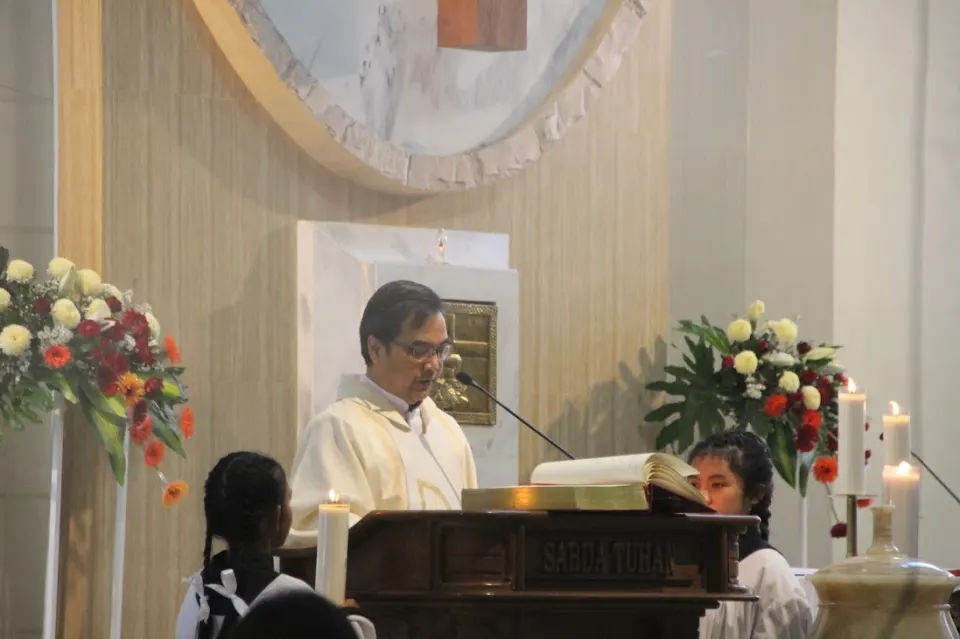 Imam mengangkat piala dalam konsekrasi misa Paroki SMDTBA Tulungagung Tulungagung