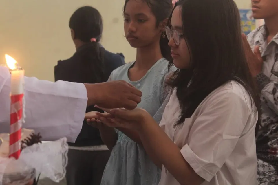 Umat Paroki SMDTBA Tulungagung menerima berkat di akhir misa Berita Paroki