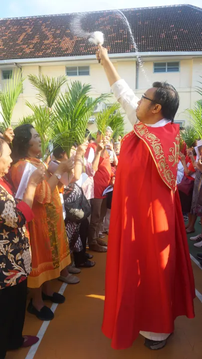 Pemberkatan palma di luar Gereja SMDTBA sebelum perarakan masuk