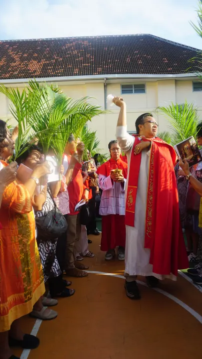 Perarakan Minggu Palma komunitas Paroki SMDTBA Tulungagung menyusuri jalan dengan khidmat