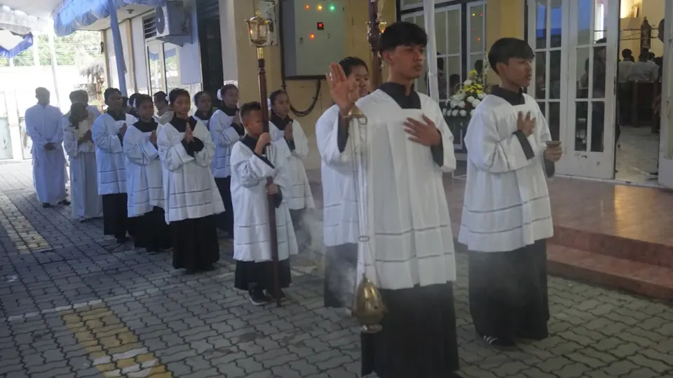 Umat Paroki SMDTBA Tulungagung berdoa khusyuk bersama dalam misa Berita Paroki