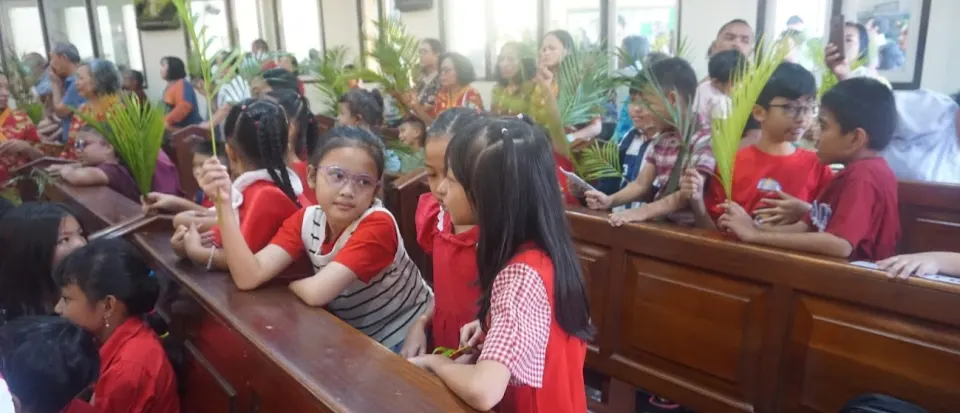 Minggu Palma di Paroki SMDTBA Tulungagung: sukacita hari ini, salib menanti di depan