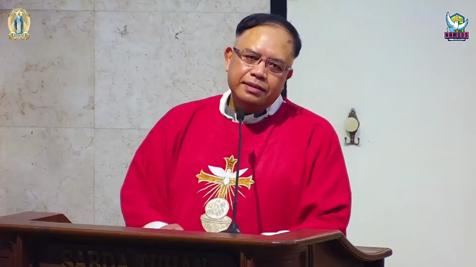 Umat Paroki SMDTBA Tulungagung mencium salib sebagai ungkapan cinta kepada Kristus