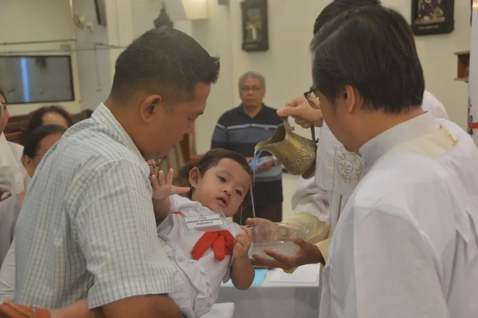 Komunitas Paroki SMDTBA Tulungagung menyambut saudara-saudara baru dalam iman