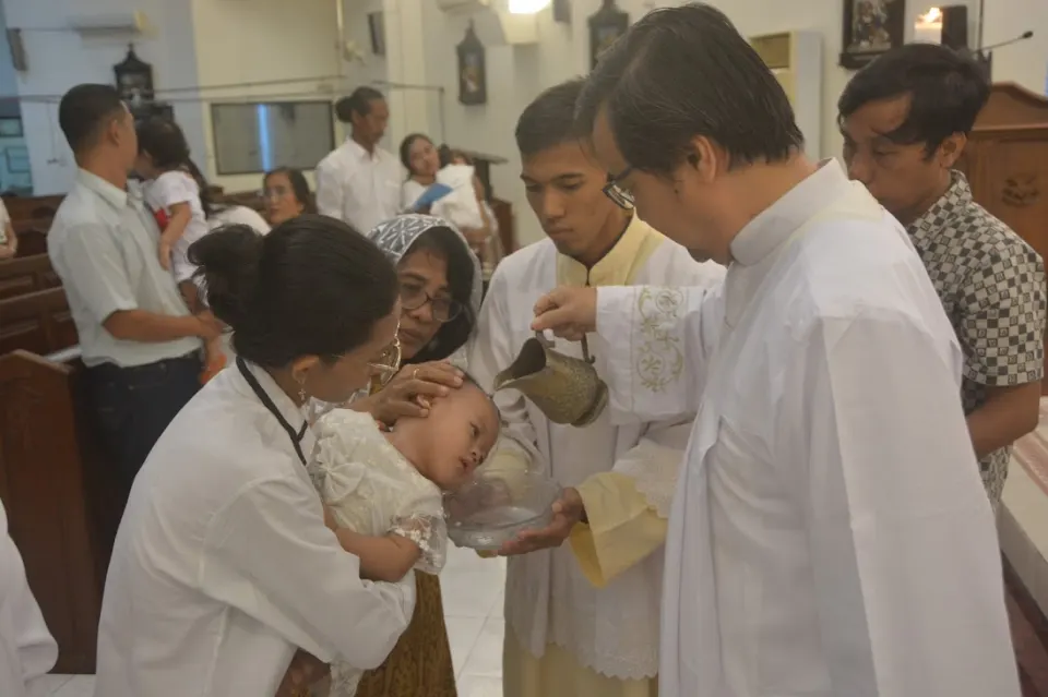 Wali baptis mendampingi calon baptis dalam sakramen di Paroki SMDTBA Tulungagung
