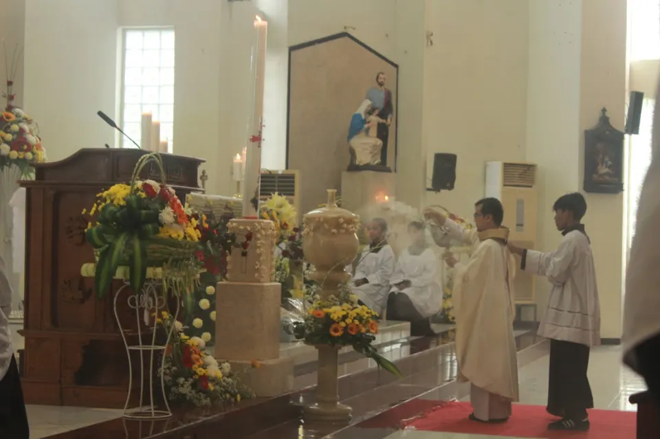 Konsekrasi roti dan anggur dalam misa Liputan Berita di Paroki SMDTBA Tulungagung