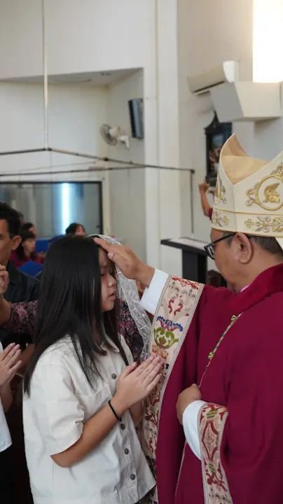 Uskup mengkrisma umat muda dalam misa penguatan di Paroki SMDTBA Tulungagung Tulungagung