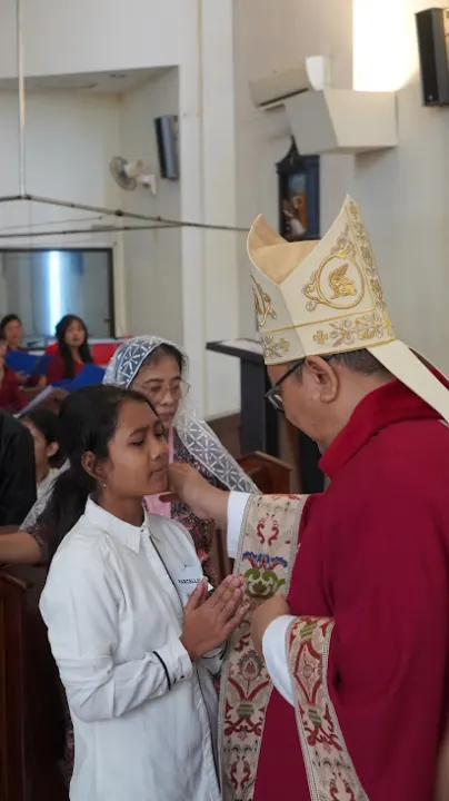 Pemuda Paroki SMDTBA Tulungagung menerima sakramen Krisma dengan penuh sukacita