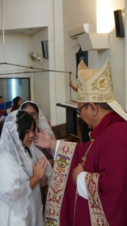 Pemuda Paroki SMDTBA Tulungagung menerima sakramen Krisma dengan penuh sukacita