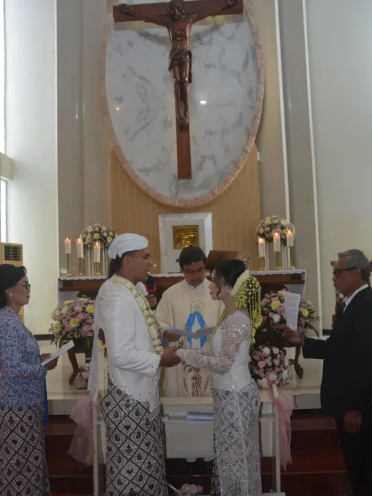 Imam memberkati cincin dan mempertemukan tangan pengantin Paroki SMDTBA Tulungagung