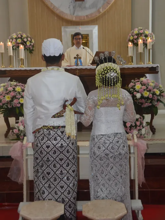 Senyum pengantin baru yang diberkati di Paroki Santa Maria Tulungagung