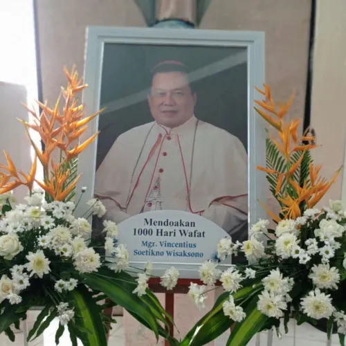 Umat mengikuti Misa 1000 hari wafat Mgr. Vincentius Soetikno Wisaksono di Gereja Katolik Tulungagung