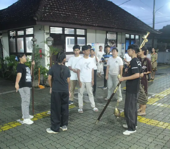 Petugas liturgi melakukan gladi resik perayaan Kamis Putih di Gereja Katolik Tulungagung.