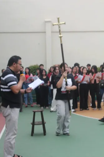 Petugas liturgi sedang mengikuti gladi bersih perayaan Minggu Palma di Gereja Katolik Tulungagung.