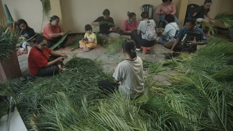 Umat sedang melakukan kerja bakti membersihkan dan mendekorasi altar Gereja Katolik Tulungagung bersama-sama.