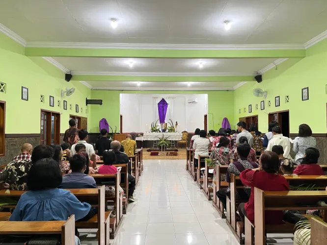 Umat Katolik merayakan perayaan Minggu Palma di Stasi Rejotangan Gereja Katolik Tulungagung dengan khidmat