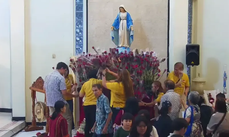Umat berdoa dalam Misa Penutupan Bulan Maria 1000 Mawar di Gereja Katolik Tulungagung.