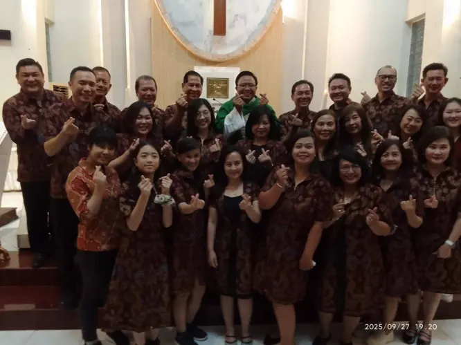 Paduan suara Santo Yoakim Paroki St. Yakobus Surabaya.