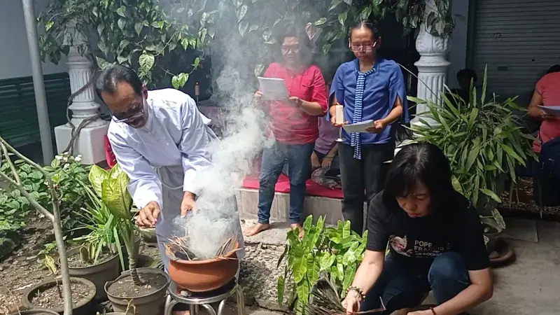 Prosesi Pembakaran Daun Palma Lingkungan Benediktus