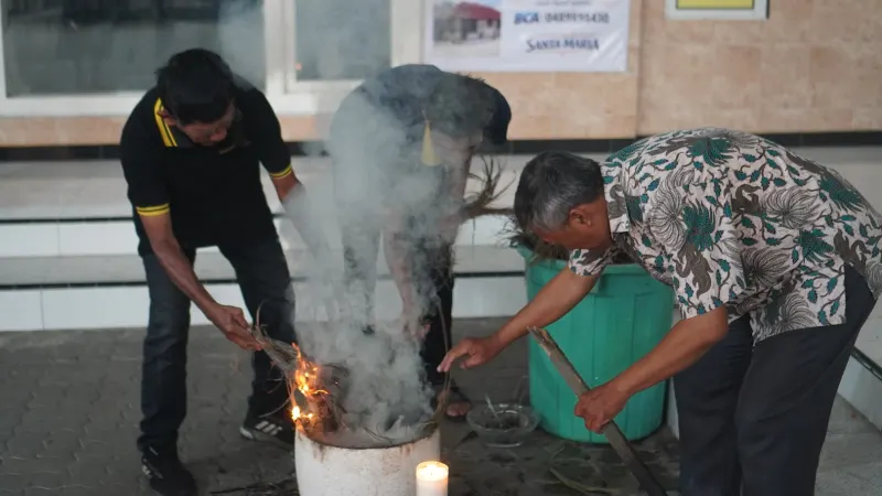 Prosesi Pembakaran Daun Palma Paroki