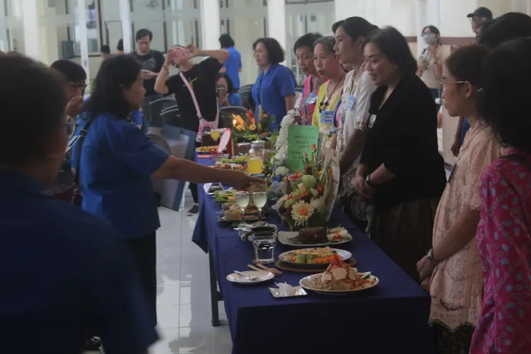 Anggota WKRI merayakan Hari Kartini di Aula Cornelius Gereja Katolik Tulungagung bersama umat