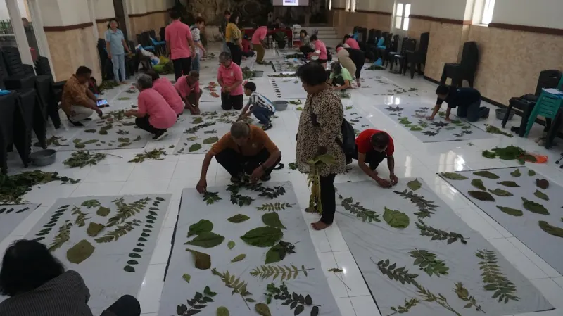 Katarina Ratri dari Sidomukti Craft memandu workshop ecoprint di Gereja Katolik Tulungagung.